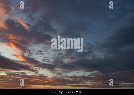 Verschiedene Wolkenphasen mit Kanon R und Kanon rf 35mm 1,8 stm Makro auf der Insel Kos in griechenland im Garten des Hippokratischen Instituts aufgenommen. Stockfoto