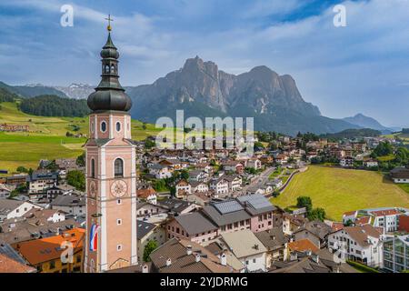 KASTELRUTH, ITALIEN – 27. AUGUST 2024: Das charmante Dorf Kastelruth in den Dolomiten ist für seine traditionelle Südtiroler Architektur bekannt Stockfoto