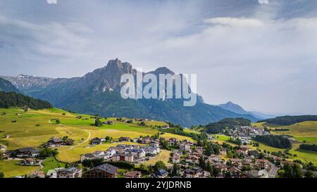 KASTELRUTH, ITALIEN – 27. AUGUST 2024: Das charmante Dorf Kastelruth in den Dolomiten ist für seine traditionelle Südtiroler Architektur bekannt Stockfoto