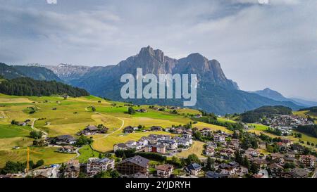 KASTELRUTH, ITALIEN – 27. AUGUST 2024: Das charmante Dorf Kastelruth in den Dolomiten ist für seine traditionelle Südtiroler Architektur bekannt Stockfoto