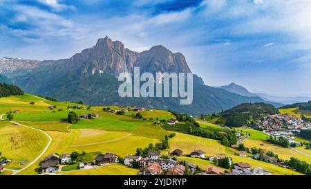 KASTELRUTH, ITALIEN – 27. AUGUST 2024: Das charmante Dorf Kastelruth in den Dolomiten ist für seine traditionelle Südtiroler Architektur bekannt Stockfoto
