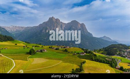 KASTELRUTH, ITALIEN – 27. AUGUST 2024: Das charmante Dorf Kastelruth in den Dolomiten ist für seine traditionelle Südtiroler Architektur bekannt Stockfoto