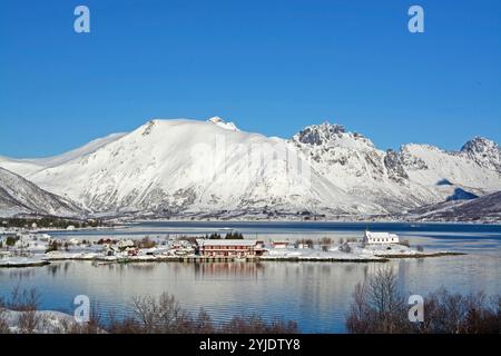 Die Sildpollnes Kirche in Laupstad auf den Lofoten, Norwegen., die Sildpollnes Kirche in Laupstad auf den Lofoten, Norwegen. Stockfoto