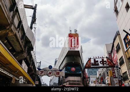 Tokio, Japan - 6. August 2024: Ameyoko, ein lebhafter Straßenmarkt in Ueno, Tokio, bietet geschäftige Geschäfte, Imbissstände und lokale Waren. Aufnahme der liv Stockfoto