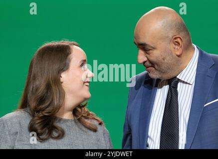 Wiesbaden, Deutschland. November 2024. Ricarda lang und Omid Nouripour, Bundesvorsitzender BÜNDNIS 90/DIE GRÜNEN, besuchen den Tagungsort vor der 50. Ordentlichen Bundesdelegiertenkonferenz. Quelle: Etienne Dötsch/dpa/Alamy Live News Stockfoto