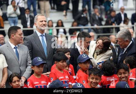 CUENCA XXIX IBEROAMERICAN SUMMIT FUSSBALLSCHULE Cuenca, Ecuador 14. November 2024 heute Morgen im La Gloria Sports Complex außerhalb der Stadt Cuenca fand die Einweihung der JBG Junta de Beneficiencia de Guayaquil Fußballschule in Cuenca statt, der König von Spanien Felipe VI. Zusammen mit dem Bürgermeister Cristhian Zamora, Juan Javier Cordobez und der Präsident von Atletico de Madrid Enrique Cerezo waren Zeugen einer großen Anzahl von Kindern und Jugendlichen, die in der Fußballschule Foto Boris Romoleroux API SOI CUENCA XXIXCUMBREIBEROAMERICANA ESCUELAFUTBOL 78f0fb3b271887e3f087632116f9 sein werden Stockfoto