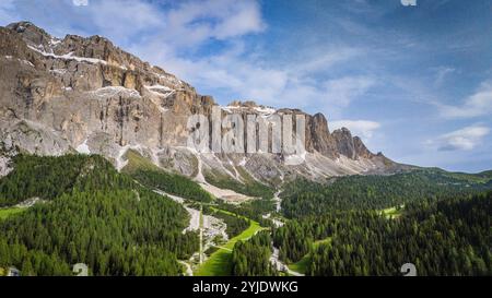 PASSO SELLA, ITALIEN – 27. AUGUST 2024: Ein atemberaubender Blick auf die Dolomiten vom Passo Sella aus mit dramatischen Gipfeln und zerklüfteter BERGKULISSE im HE Stockfoto