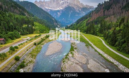 ROCCA PIETORE, ITALIEN – 27. AUGUST 2024: Der Monte Civetta ragt über die Landschaft und der Cordevole fließt durch das Tal, wodurch eine Betäubung entsteht Stockfoto