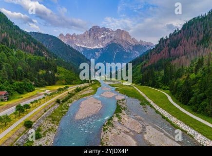 ROCCA PIETORE, ITALIEN – 27. AUGUST 2024: Der Monte Civetta ragt über die Landschaft und der Cordevole fließt durch das Tal, wodurch eine Betäubung entsteht Stockfoto
