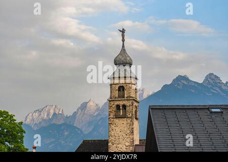 AGORDO, ITALIEN – 27. AUGUST 2024: Die malerische Stadt Agordo, eingebettet in die Dolomiten, bietet einen atemberaubenden Blick auf die umliegenden Gipfel und Stockfoto