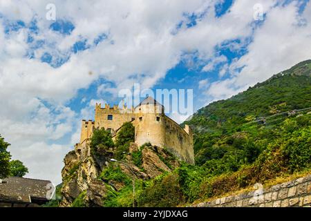 CASTELBELLO-CIARDES, ITALIEN – 28. AUGUST 2024: Die Burg Castelbello dominiert mit ihrer imposanten mittelalterlichen Struktur die Landschaft des Vinschgau und bietet Ihnen einen Blick auf die Landschaft des Vinschgau Stockfoto