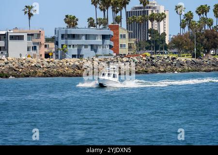 San Diego, CA, USA - 3. Mai 2024: Ein weißes Motorboot fährt in der Mission Bay Area von San Diego, Kalifornien. Stockfoto