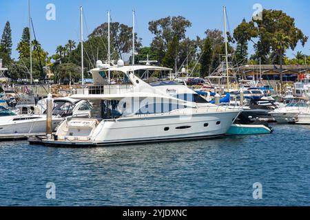 San Diego, CA, USA - 3. Mai 2024: Eine weiße Yacht legte an einem Yachthafen in der Mission Bay Area von San Diego an. Stockfoto