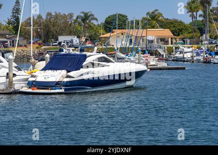 San Diego, CA, USA - 3. Mai 2024: Eine Sunseeker-Yacht legte an einem Yachthafen in der Mission Bay Area von San Diego an. Stockfoto