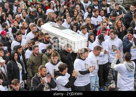 Neapel, Italien. November 2024. Die Beerdigung von Arcangelo Correra fand in Neapel statt, getragen auf Schultern in einem weißen Sarg, am Ort des Mordes und in der Kirche Santa Caterina a Formiello. Quelle: Unabhängige Fotoagentur/Alamy Live News Stockfoto