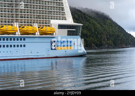 Skagway, Alaska, USA - 23. September 2024: Schilder der Royal Caribbean International auf dem Kreuzfahrtschiff Ovation of the Seas in Skagway, Alaska. Stockfoto