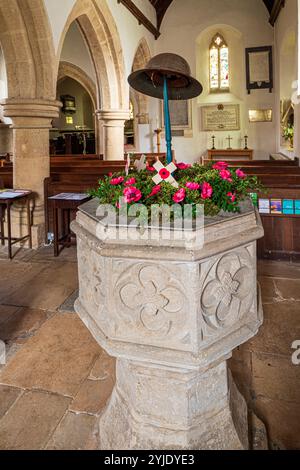Die Schriftart am Remembrance Day in der St. Pauls Church im Cotswold Village in Broadwell, Gloucestershire, England, Großbritannien Stockfoto