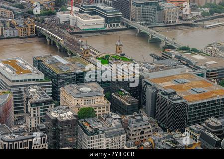 Luftaufnahme der Cannon Street Station und Cannon Bridge Dachgarten in der City of London, London, Großbritannien Stockfoto