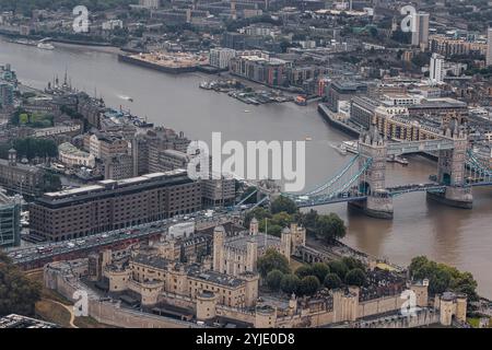 Ein Blick aus der Vogelperspektive auf die Tower Bridge, die die Themse überspannt, wurde 1894 fertiggestellt und ist eines der bekanntesten Wahrzeichen Londons, City of London, UK Stockfoto