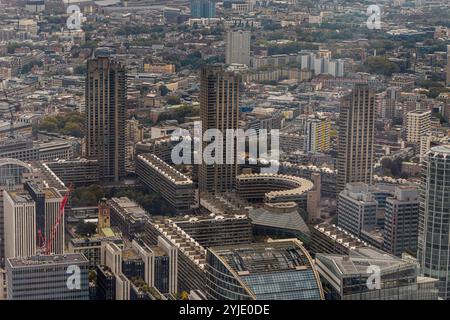 Blick aus der Vogelperspektive auf die Barbican Towers, einen Wohnkomplex mit rund 2.000 Wohnungen, Maisonetten und Häusern im Zentrum von London Stockfoto