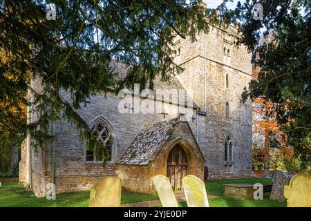 Die Kirche St. Nicholas im Dorf Cotswold Lower Oddington, Gloucestershire, England Großbritannien Stockfoto