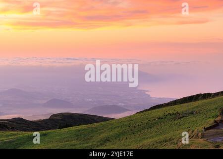 Sonnenuntergang über der Nordküste der Insel Sao Miguel auf den Azoren. Goldene Stunde Landschaft der Insel Sao Miguel, Azoren, Portugal Stockfoto