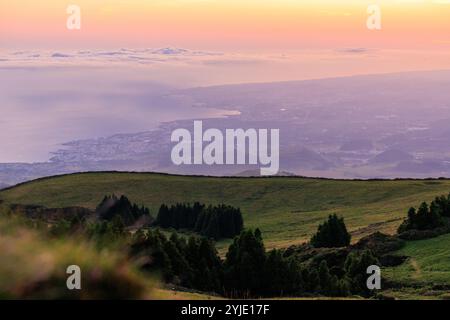 Sonnenuntergang über der Südküste der Insel Sao Miguel auf den Azoren. Goldene Stunde Landschaft der Insel Sao Miguel, Azoren, Portugal Stockfoto