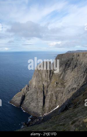 In Norwegen, auf der Insel Magerøya, an einer der Nordspitzen, liegt das Nordkap, ein Schieferplateau, das steil aus dem Arktischen Ozean ragt, in Norwe Stockfoto