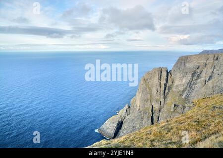 In Norwegen, auf der Insel Magerøya, an einer der Nordspitzen, liegt das Nordkap, ein Schieferplateau, das steil aus dem Arktischen Ozean ragt, in Norwe Stockfoto