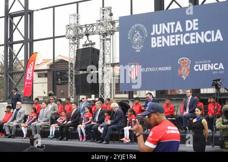 CUENCA XXIX IBEROAMERICAN SUMMIT FUSSBALLSCHULE Cuenca, Ecuador 14. November 2024 heute Morgen im La Gloria Sports Complex außerhalb der Stadt Cuenca fand die Einweihung der JBG Junta de Beneficiencia de Guayaquil Fußballschule in Cuenca statt, der König von Spanien Felipe VI. Zusammen mit dem Bürgermeister Cristhian Zamora, Juan Javier Cordobez und der Präsident von Atletico de Madrid Enrique Cerezo waren Zeugen einer großen Anzahl von Kindern und Jugendlichen, die in der Fußballschule Foto Boris Romoleroux API SOI CUENCA XXIXCUMBREIBEROAMERICANA ESCUELAFUTBOL 72d4776ff0c71e686b860330c2282 sein werden Stockfoto