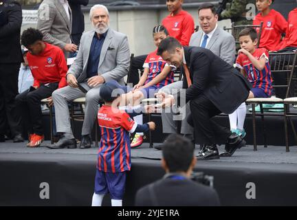 CUENCA XXIX IBEROAMERICAN SUMMIT FUSSBALLSCHULE Cuenca, Ecuador 14. November 2024 heute Morgen im La Gloria Sports Complex außerhalb der Stadt Cuenca fand die Einweihung der JBG Junta de Beneficiencia de Guayaquil Fußballschule in Cuenca statt, der König von Spanien Felipe VI. Zusammen mit dem Bürgermeister Cristhian Zamora, Juan Javier Cordobez und der Präsident von Atletico de Madrid Enrique Cerezo waren Zeugen einer großen Anzahl von Kindern und Jugendlichen, die auf dem Foto der Fußballschule Boris Romoleroux API SOI CUENCA XXIXCUMBREIBEROAMERICANA ESCUELAFUTBOL 152ec37304df2472992c603dac7f5 sein werden Stockfoto