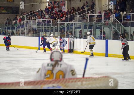 Dumfries, Schottland, 27. Januar 2023. Großbritannien spielt gegen Australien während eines Spiels in der IIHF Eishockey U18 Women’s World Championship, Division II, Gruppe A Turnier im Dumfries Ice Bowl. Quelle: Colin Edwards Stockfoto