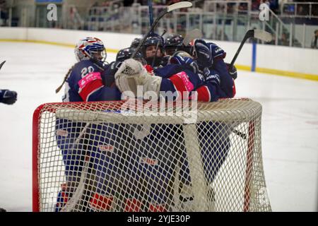 Dumfries, Schottland, 27. Januar 2023. Die Spieler Großbritanniens feiern einen Sieg gegen Australien in der IIHF Eishockey U18 Women’s World Championship, Division II, Gruppe A Turnier im Dumfries Ice Bowl. Quelle: Colin Edwards Stockfoto