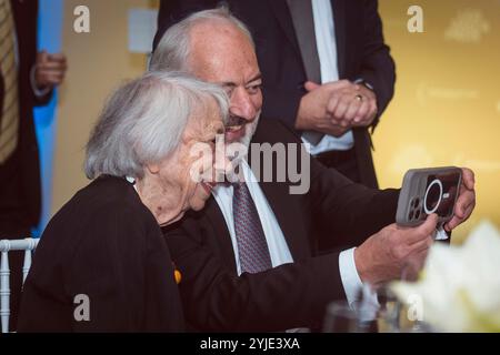 Leo-Baeck-Preis, Verleihung an Hans-Joachim Watzke im Olympiastadion, Berlin, 13.11.2024 Margot Friedländer überlebende des Holocausts , Holocaust-überlebende und Ralph Friedländer Präsident des Schweizerischen Israelitischen Gemeindebunds, SIG, Präsident des Schweizerischen Israelitischen Gemeindebunds SIG nicht verwandt mit M. Friedländer, machen ein Selfie bei der Preisverleihung an Hans-Joachim Aki Watzke, SIG, Unternehmer-Owena-Owena-Preis, Unternehmer-Borastaons, Unternehmer-Owena-Owena-Owena-Preis in Dortmund-Owena-Owena-Bors-ochons-Bors-Preis, Berlin, Berlin, Berlin, Berlin, Berlin, 13.11.2024 Stockfoto