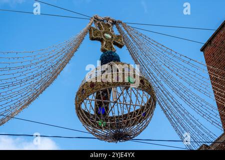 Windsor, Berkshire, Großbritannien. November 2024. Weihnachten kommt in Windsor in Berkshire. Shopper waren heute in der Stadt unterwegs, um Weihnachtseinkäufe zu machen. Quelle: Maureen McLean/Alamy Live News Stockfoto