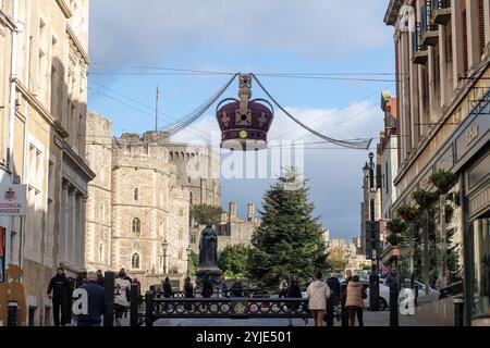 Windsor, Berkshire, Großbritannien. November 2024. Weihnachten kommt in Windsor in Berkshire. Shopper waren heute in der Stadt unterwegs, um Weihnachtseinkäufe zu machen. Quelle: Maureen McLean/Alamy Live News Stockfoto