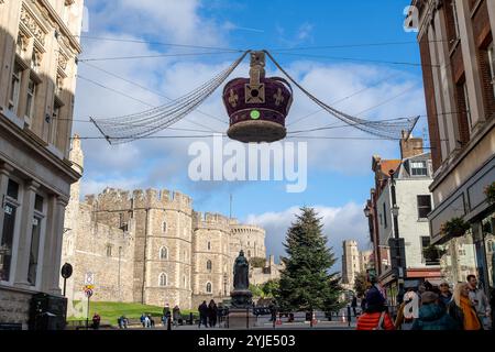 Windsor, Berkshire, Großbritannien. November 2024. Weihnachten kommt in Windsor in Berkshire. Shopper waren heute in der Stadt unterwegs, um Weihnachtseinkäufe zu machen. Quelle: Maureen McLean/Alamy Live News Stockfoto