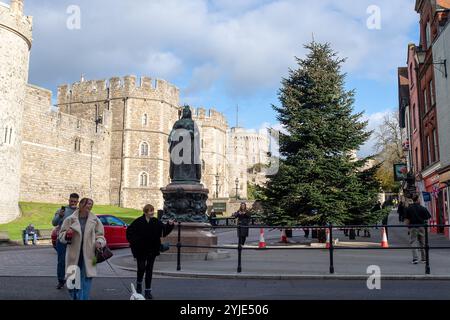 Windsor, Berkshire, Großbritannien. November 2024. Der Weihnachtsbaum vor dem Schloss Windsor. Weihnachten kommt in Windsor in Berkshire. Shopper waren heute in der Stadt unterwegs, um Weihnachtseinkäufe zu machen. Quelle: Maureen McLean/Alamy Live News Stockfoto