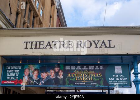 Windsor, Berkshire, Großbritannien. November 2024. Eine Weihnachtsliederproduktion, die im Theatre Royal in Windsor, Berkshire, angekündigt wurde. Quelle: Maureen McLean/Alamy Live News Stockfoto