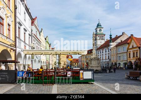 Trebon (Wittingau): Platz Masarykovo namesti, Rathaus, Freiluftrestaurant in , Jihocesky, Südböhmen, Tschechisch Stockfoto