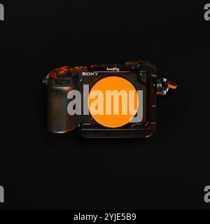 Digitalkamera sony A6700 auf schwarzem Hintergrund – nur für redaktionelle Zwecke Stockfoto