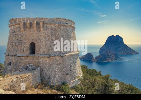 Mittelalterlicher Steinturm mit Küstenlandschaft Ibiza Stockfoto