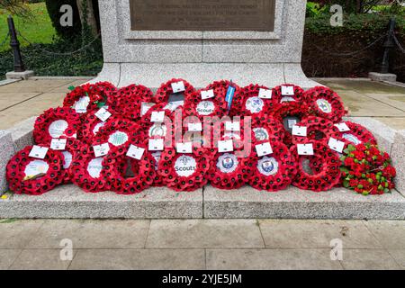 Mohnkränze wurden in Aldershot Cenotaph am Remembrance Sunday, 2024. November in Hampshire, England, Großbritannien gelegt Stockfoto