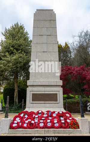 Mohnkränze wurden in Aldershot Cenotaph am Remembrance Sunday, 2024. November in Hampshire, England, Großbritannien gelegt Stockfoto