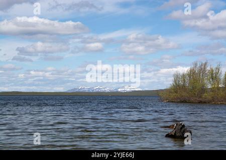 Foto eines Sees in Lappland, Finnland, aufgenommen im Juni., Aufnahme eines Sees in Lappland, Finnland, aufgenommen im Juni. Stockfoto