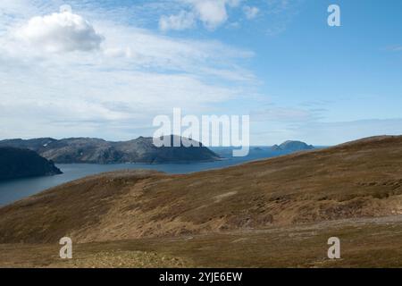 In Norwegen, auf der Insel Magerøya, an einer der Nordspitzen, liegt das Nordkap, ein Schieferplateau, das steil aus dem Arktischen Ozean ragt, in Norwe Stockfoto