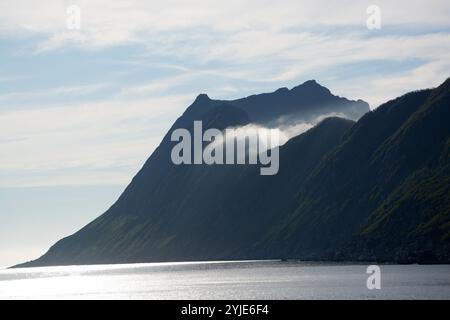 Blick auf den Berg Manestind in der Gemeinde Torsken auf der Insel Senja, in der Grafschaft Troms, Norwegen., Blick auf den Berg Manestind in Stockfoto