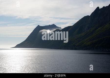 Blick auf die Berge Manestind und Olningsskaran in der Gemeinde Torsken auf der Insel Senja, in der Grafschaft Troms, Norwegen., Blick auf di Stockfoto