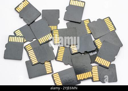 Batch mit 16 GB MicroSD-Karten, bereit für das Recycling. Trotz ihrer geringen Größe können alte SD-Karten nützlich sein, wenn eine einzelne Datei übertragen werden muss. Stockfoto