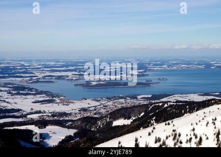 Der Chiemsee, auch Bayerisches Meer genannt, ist mit einer Fläche von 79,9 km² der größte See Bayerns und nach dem See der drittgrößte See Deutschlands Stockfoto